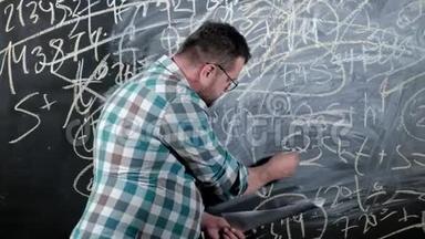 一位杰出的成熟<strong>数学家</strong>带来了一块大板，完成了一篇复杂的数学公式方程